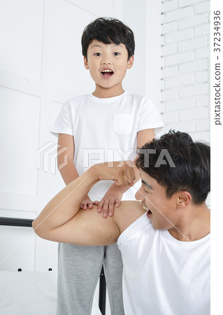 RF photo - Dad and little son on the bed 419 RF photo - Dad and little son on the bed 419 37234936