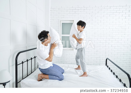 RF photo - Dad and little son on the bed 397 RF photo - Dad and little son on the bed 397 37234938