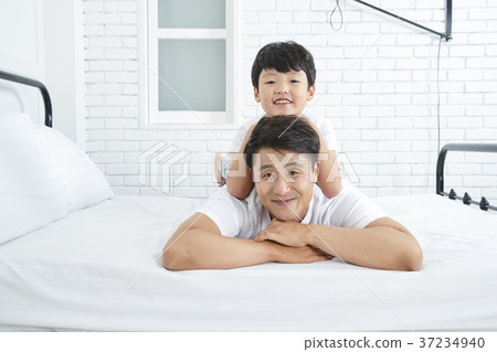 RF photo - Dad and little son on the bed 406 RF photo - Dad and little son on the bed 406 37234940