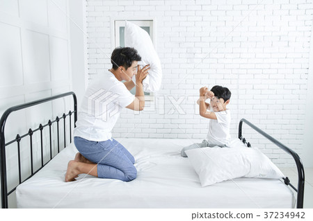 RF photo - Dad and little son on the bed 400 RF photo - Dad and little son on the bed 400 37234942