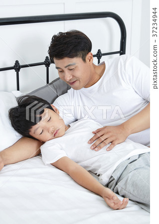 RF photo - Dad and little son on the bed 404 37234944