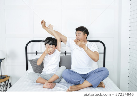 RF photo - Dad and little son on the bed 396 RF photo - Dad and little son on the bed 396 37234946