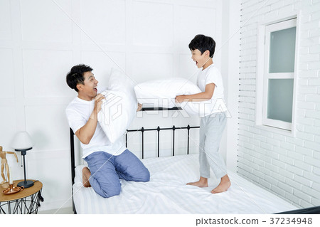 RF photo - Dad and little son on the bed 402 RF photo - Dad and little son on the bed 402 37234948