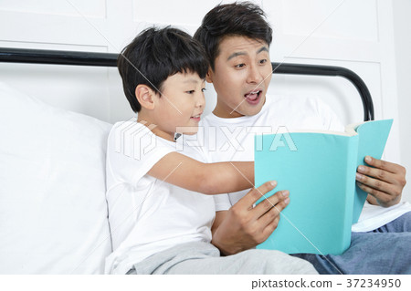 RF photo - Dad and little son on the bed 415 RF photo - Dad and little son on the bed 415 37234950