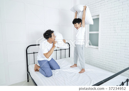 RF photo - Dad and little son on the bed 403 RF photo - Dad and little son on the bed 403 37234952