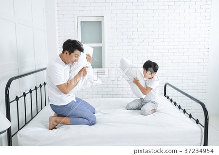 RF photo - Dad and little son on the bed 395 RF photo - Dad and little son on the bed 395 37234954
