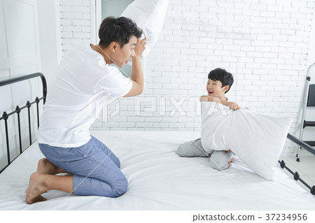 RF photo - Dad and little son on the bed 394 RF photo - Dad and little son on the bed 394 37234956