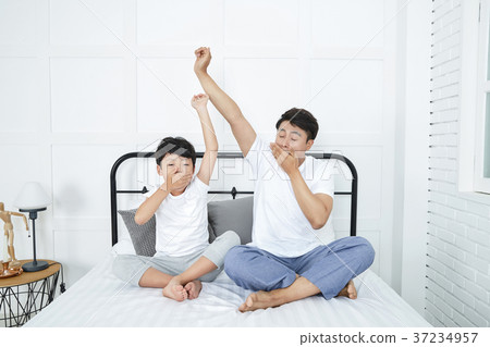 RF photo - Dad and little son on the bed 401 RF photo - Dad and little son on the bed 401 37234957