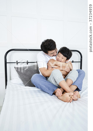 RF photo - Dad and little son on the bed 393 RF photo - Dad and little son on the bed 393 37234959