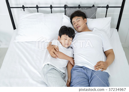 RF photo - Dad and little son on the bed 399 RF photo - Dad and little son on the bed 399 37234967