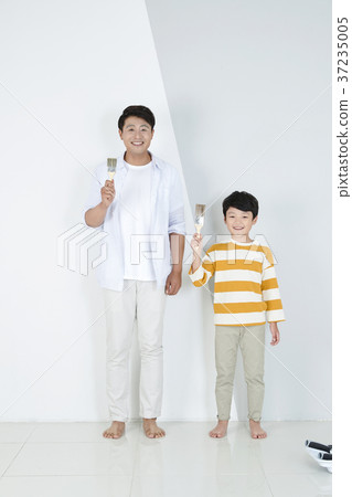 RF photo - Dad and little son isolated shot in studio 370 RF photo - Dad and little son isolated shot in studio 370 37235005