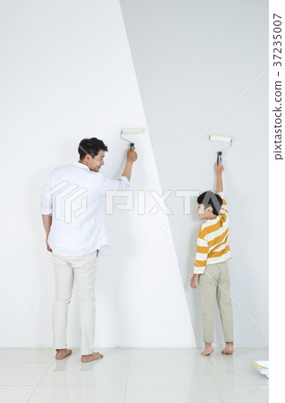 RF photo - Dad and little son isolated shot in studio 369 RF photo - Dad and little son isolated shot in studio 369 37235007