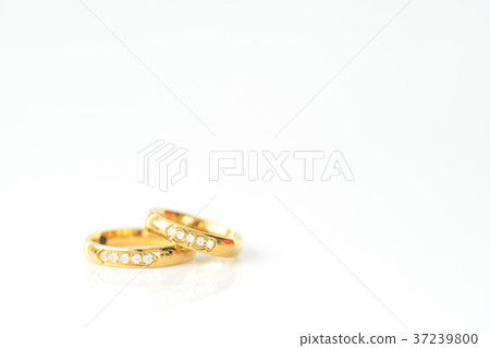 Close up gold rings on white Close up gold rings on white 37239800