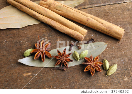 Ceylon Cinnamon Cardamom Clove Bay leaf mix spice Ceylon Cinnamon Cardamom Clove Bay leaf mix spice 37240292