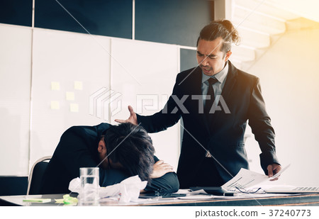 Manager reprimanding an employee in an office 37240773