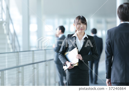 無辜的工作人員兩個男人和女人在商務人士業務場景辦公場景 無辜的工作人員兩個男人和女人在商務人士業務場景辦公場景 37240864