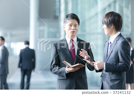 商人的男性企業圖像適合顯示交談 商人的男性企業圖像適合顯示交談 37241132