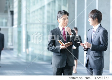 商人的男性企業圖像適合顯示交談 商人的男性企業圖像適合顯示交談 37241168