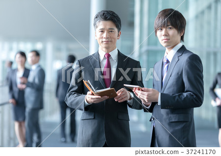 商人的男性企業圖像適合顯示交談 商人的男性企業圖像適合顯示交談 37241170