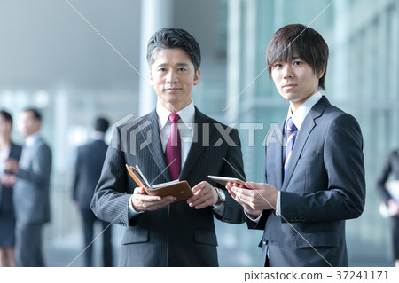 商人的男性企業圖像適合顯示交談 37241171