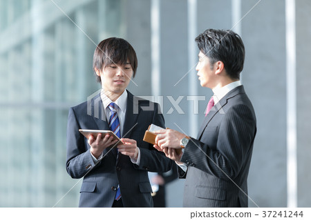 商人的男性企業圖像適合顯示交談 商人的男性企業圖像適合顯示交談 37241244