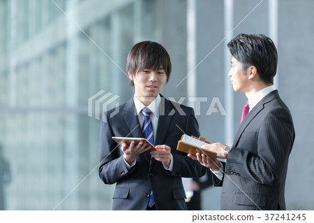 商人的男性企業圖像適合顯示交談 商人的男性企業圖像適合顯示交談 37241245