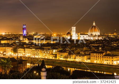 佛羅倫薩照亮大教堂和Palazzo Vecchio 佛羅倫薩照亮大教堂和Palazzo Vecchio 37241425