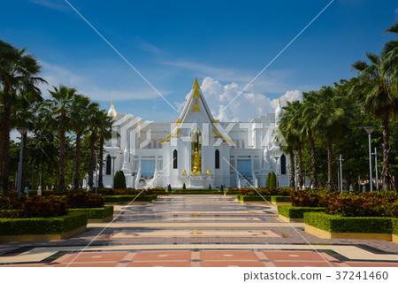 Wat Tha Sung with blue sky and garden in Thailand 37241460
