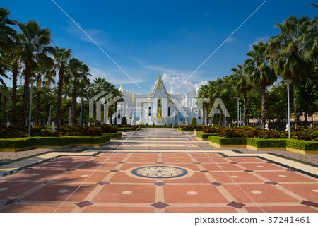 Wat Tha Sung with blue sky and garden in Thailand 37241461
