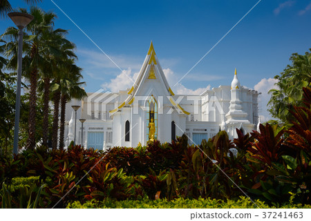 Wat Tha Sung with blue sky and garden in Thailand 37241463