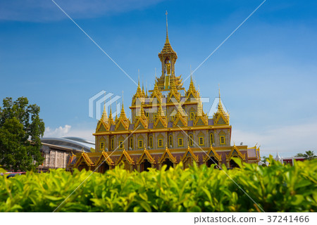 Golden Temple with blue sky in Wat Tha Sung 37241466