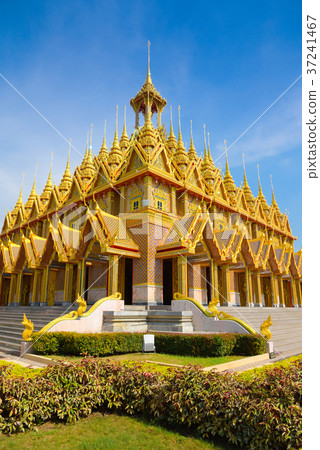 Golden Temple with blue sky in Wat Tha Sung 37241467
