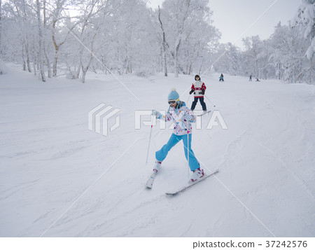 Skiing family Skiing family 37242576