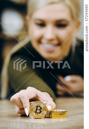 hand hold bitcoin coin 37243995