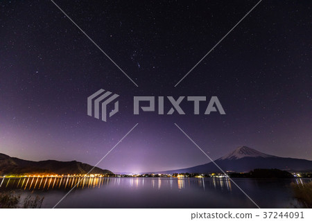 富士山夜視圖滿天星斗的天空河口湖 富士山夜視圖滿天星斗的天空河口湖 37244091