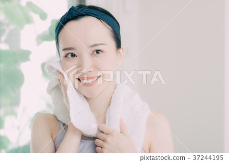 美容洗臉微笑20多歲的女人 37244195