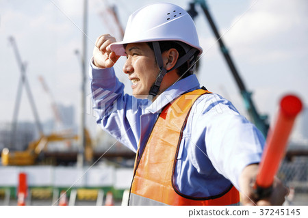 年輕男性土木工程師治安警衛衛兵人交通指導Gatten工作者 年輕男性土木工程師治安警衛衛兵人交通指導Gatten工作者 37245145