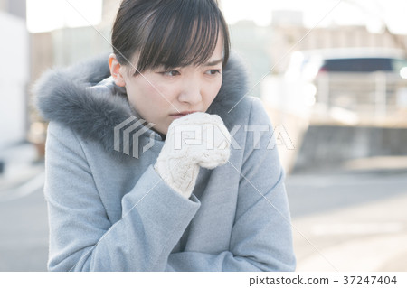 冷的少婦室外冬天 37247404