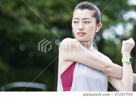 年輕女子公園伸展 年輕女子公園伸展 37247793