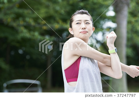 年輕女子公園伸展 37247797