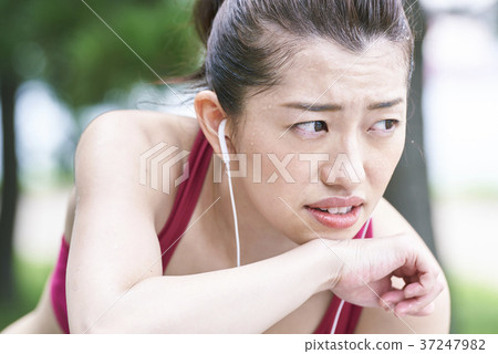 年輕女子在訓練中大量出汗 37247982