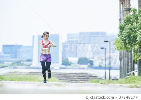 Young woman running in the park 37248177