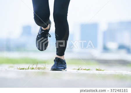 Young woman running in the park 37248181