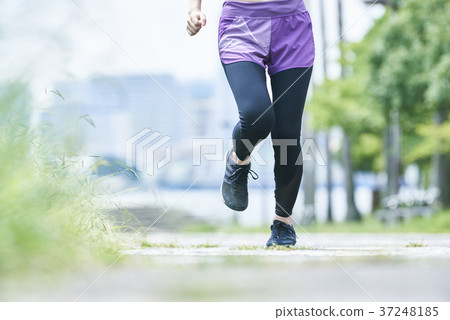 Young woman running in the park 37248185