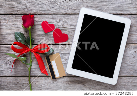 Online shopping holiday background, tablet screen Online shopping holiday background, tablet screen 37248295