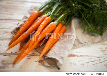 Fresh organic carrot 37249061