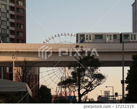 Ferris wheel and Yurikamome 37251319