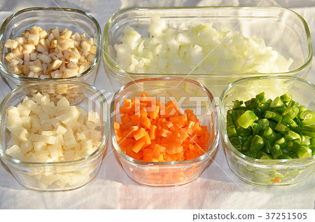 Chopped vegetables 37251505