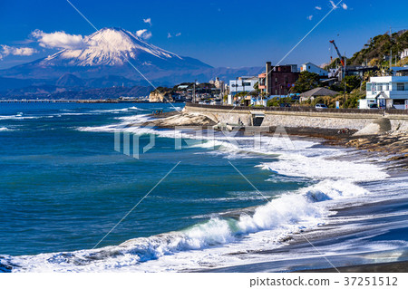 神奈川县 湘南海岸的早晨 俯瞰富士山 图库照片