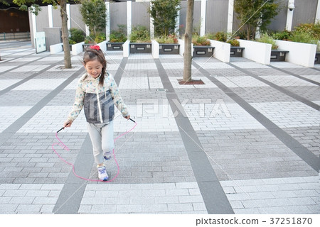 A girl playing with a line 37251870